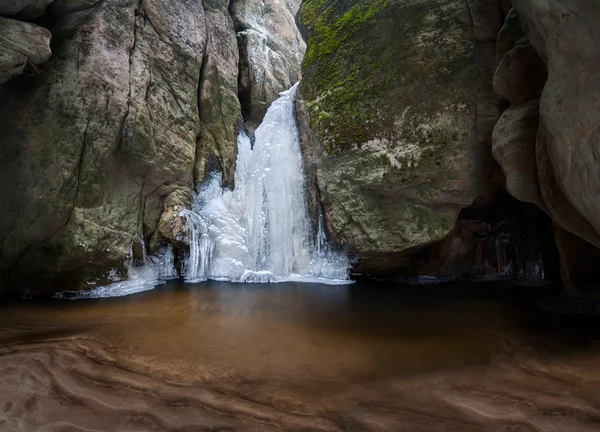 Schöner gefrorener Wasserfall — Stockfoto