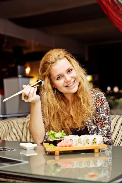 笑っているカフェで昼食を持って若い女性 — ストック写真