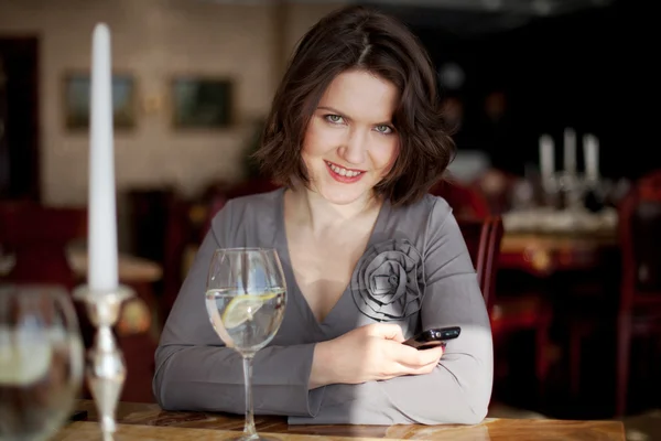 Ragazza con un telefono — Foto Stock