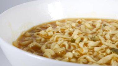 Körili ramen, video klibini kapat