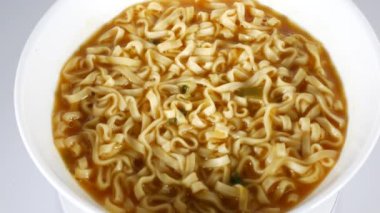 Körili ramen, video klibini kapat