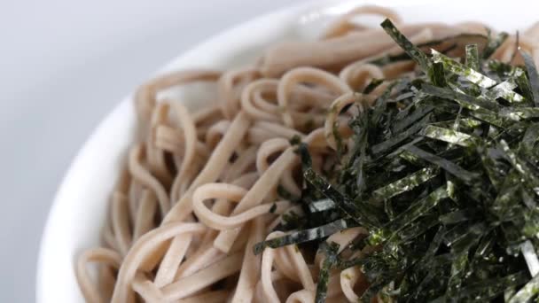 Soba Jepang Dengan Rumput Laut — Stok Video