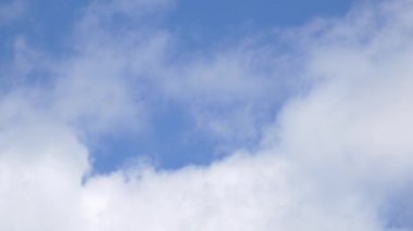 Mavi Gökyüzü ve Bulutlar 