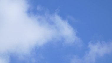 Mavi Gökyüzü ve Bulutlar 