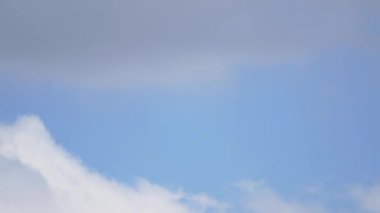 Mavi Gökyüzü ve Bulutlar 