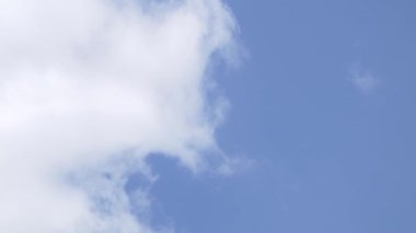 Mavi Gökyüzü ve Bulutlar 