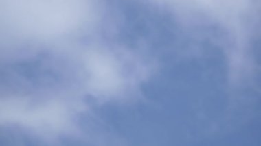 Mavi Gökyüzü ve Bulutlar 