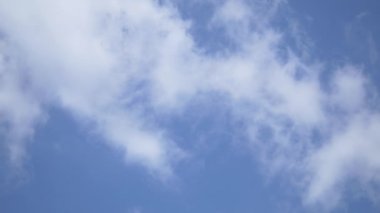 Mavi Gökyüzü ve Bulutlar 