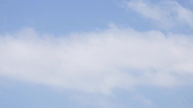 Mavi Gökyüzü ve Bulutlar 