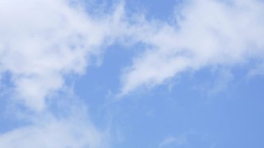 Mavi Gökyüzü ve Bulutlar 