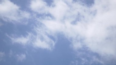 Mavi Gökyüzü ve Bulutlar 