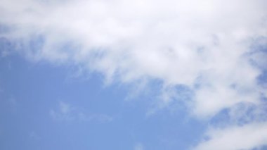 Mavi Gökyüzü ve Bulutlar 