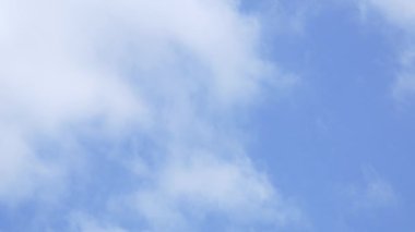 Mavi Gökyüzü ve Bulutlar 