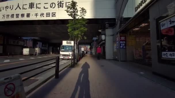 Tokio Akihabara Early Morning Cycling 2021 April — Stockvideo