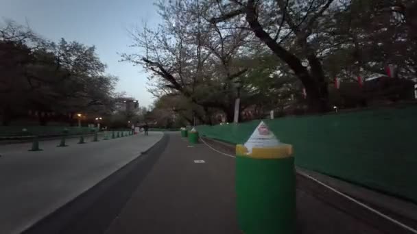 Tokio Ueno Onshi Park Frühen Morgen Radfahren 2021 April — Stockvideo