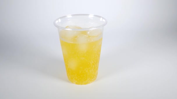 Oranje Frisdrank Plastic Beker — Stockvideo