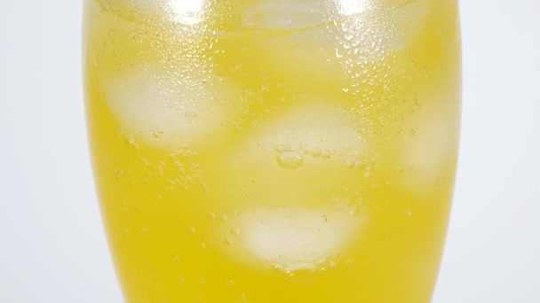 Orangefarbenes Soda Flötenglas — Stockvideo