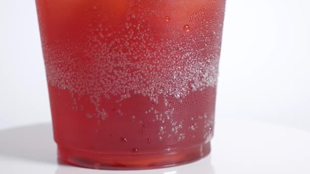 Soda Uva Copa Plástico — Vídeo de stock