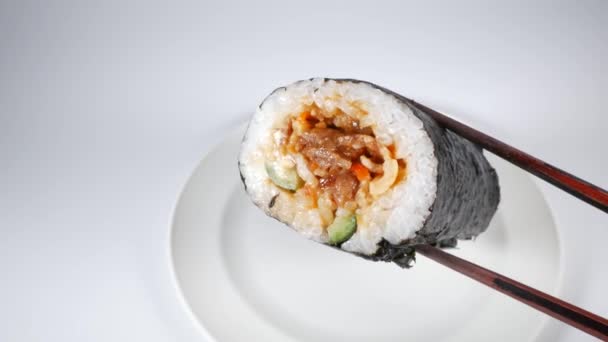 Japonés Beef Roll Sushi Primer Plano Video Clip — Vídeo de stock