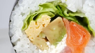 Avokado ve somon suşisi.