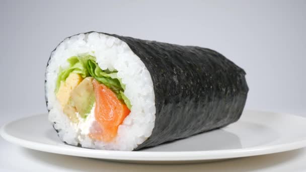 Rollos Sushi Aguacate Salmón — Vídeos de Stock