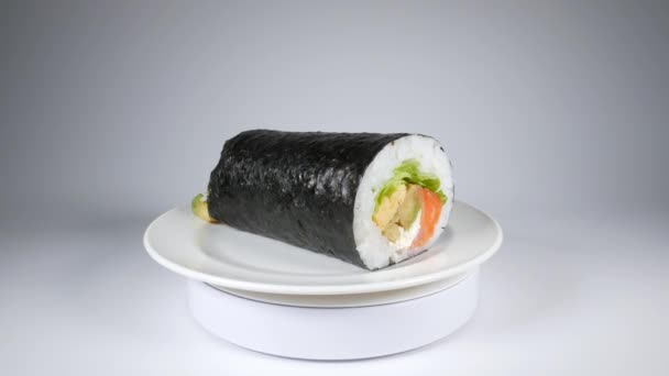 Sushi Rollen Mit Avocado Und Lachs — Stockvideo