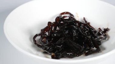 Yosun Tsukudani, video klibi.