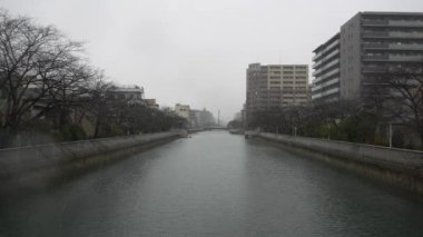 Nehre kar yağıyor.