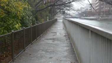 Nehre kar yağıyor.