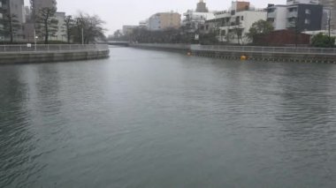 Nehre kar yağıyor.