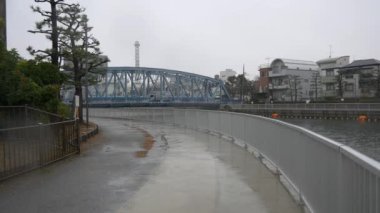 Nehre kar yağıyor.