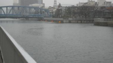 Nehre kar yağıyor.