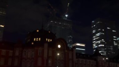 Japonya 'da Otemachi, Tokyo, gece manzaralı. 