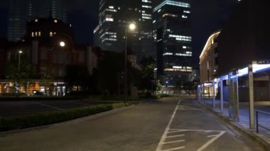 Japonya 'da Otemachi, Tokyo, gece manzaralı. 