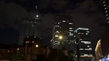 Japonya 'da Otemachi, Tokyo, gece manzaralı. 