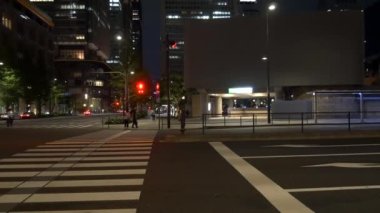 Japonya 'da Otemachi, Tokyo, gece manzaralı. 