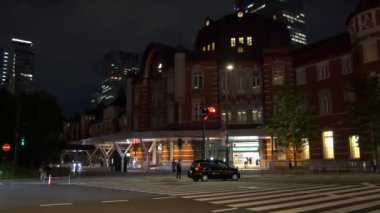 Japonya 'da Otemachi, Tokyo, gece manzaralı. 