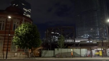 Japonya 'da Otemachi, Tokyo, gece manzaralı. 