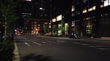 Japonya 'da Otemachi, Tokyo, gece manzaralı. 
