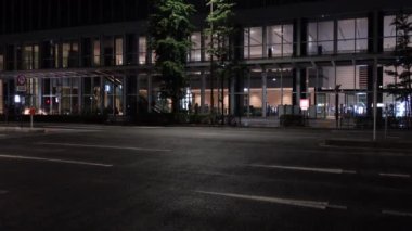 Japonya 'da Otemachi, Tokyo, gece manzaralı. 