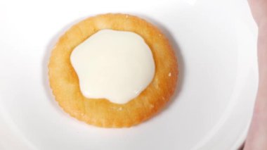 Beyaz çikolatalı krakerler