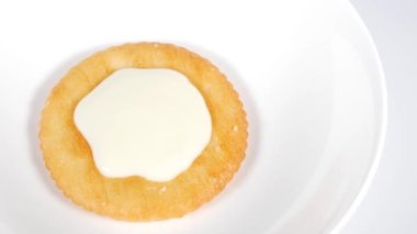 Beyaz çikolatalı krakerler