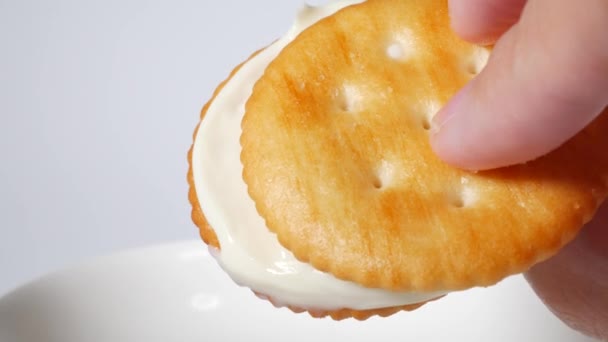 Galletas Saladas Con Chocolate Blanco — Vídeos de Stock