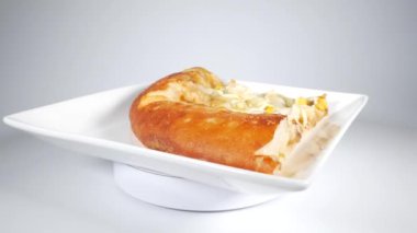 Teriyaki tavuklu pizza, kısa video klibi.