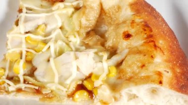 Teriyaki tavuklu pizza, kısa video klibi.