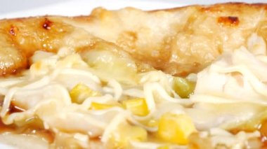 Teriyaki tavuklu pizza, kısa video klibi.