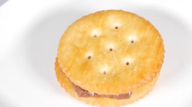 Çikolatalı yuvarlak krakerler.