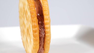 Çikolatalı yuvarlak krakerler.