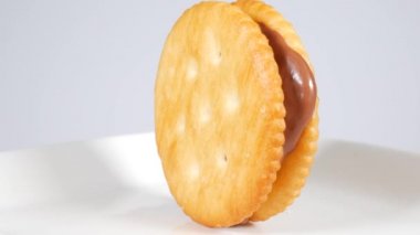 Çikolatalı yuvarlak krakerler.