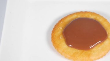 Çikolatalı yuvarlak krakerler.